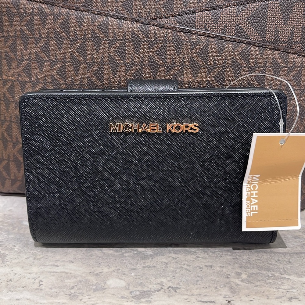 Michael Medium Crossgrain Leather Bifold Wallet
Black 
NWT - Picture 15 of 16